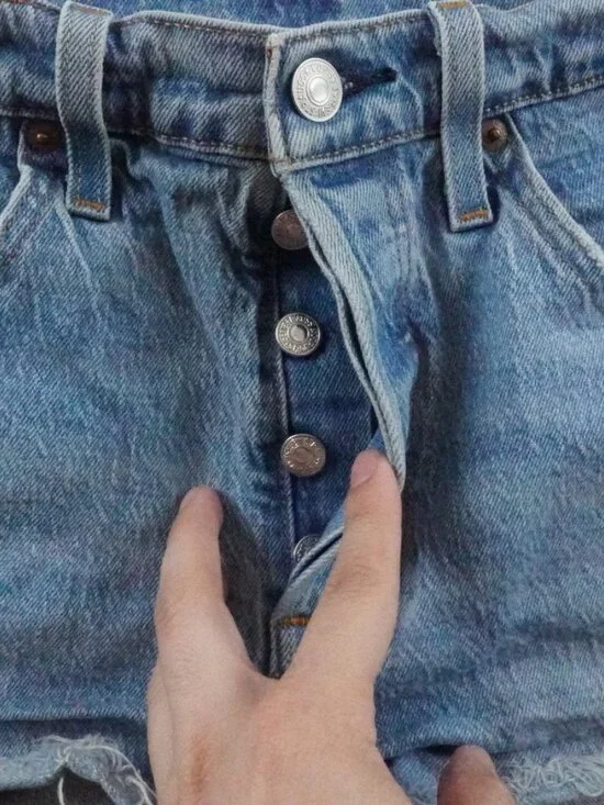 Levi's 501 High Rise Cutoff Shorts Womens 28 Light Wash - Picture 3 of 10